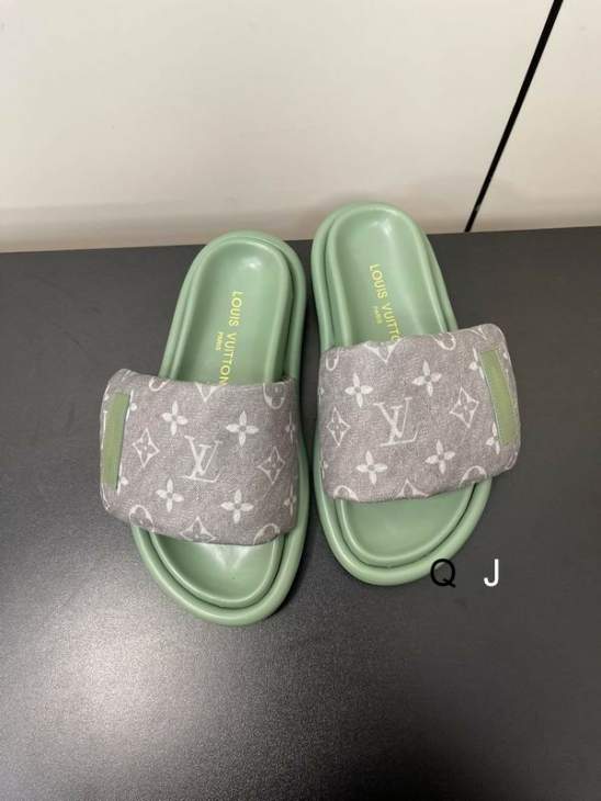 Picture of Louis Vuitton Slippers _SKULVsz35-40XJ0117431